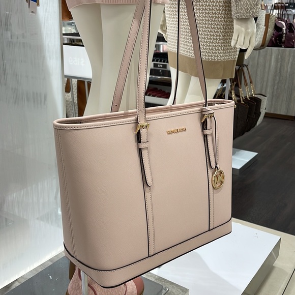 MICHAEL KORS
Jet Set Travel Lg Top Zip Shoulder Tote Saffiano Leather
Pwdr Blush - Picture 6 of 16